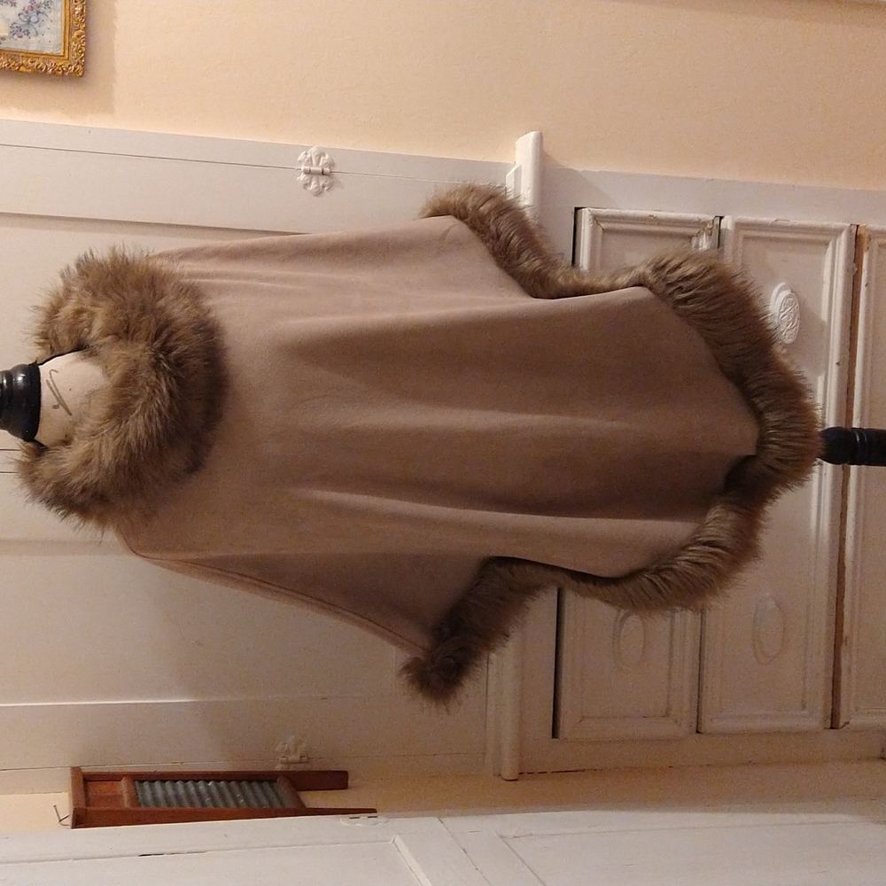 Jayley taupe faux suede and fur cape OS